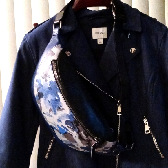 😎 Flowers,Blue Coach Fannie Pouch! Perfect for work or play 🎮 - Picture 3 of 6